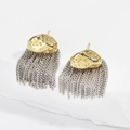 Details von zweifarbigen Gold- und Silbertropfenohrringen auf strukturiertem Grund - 18K Gold / Platin