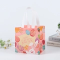 Sac cadeau de Pâques rose en non-tissé avec des œufs colorés et un motif de lapin - Style D07 / 20X20X15CM