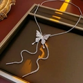 Collana con ciondolo a farfalla argentata con eleganti doppie nappe e trama fine - Argento (Farfalla Singola Nappa)