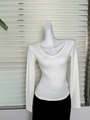 Détail d'un t-shirt blanc à col en V et manches longues avec texture finement côtelée - Blanc Col en V