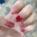Unghie finte rosa e rosse con scaglie d'oro e decorazione a fiocco 3D sulla mano - Gradiente Rosa Rosso Bacca Con Fiocco 3D (JP1319) / 24 Pezzi/Set