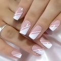 Nahaufnahme eckiger French Nails mit Nuderosé-Basis und weißen geometrischen Spitzen - Nude Pink schräger französischer Stil (LC222) / Gelee-Kleber Werkzeugset (24 Stück/Packung)