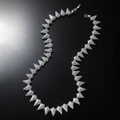 Dettaglio macro della collana geometrica argentata con cristalli scintillanti stile hip-hop - 长项链款 / Argento