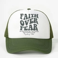 Klassieke groen-witte trucker hat met Faith Over Fear opdruk en tekst Psalm 118:6 - Eén maat / Legergroen