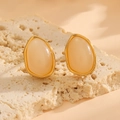 Dettaglio degli orecchini con opale beige su pietra, gioielli in acciaio placcato oro - Orecchini a Lobo Bianchi (A620)