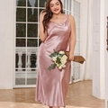 Elegantes lotusrosa Satin-Nachthemd in Übergröße mit schmalen Trägern und tiefem V-Ausschnitt - 3XL / Rosa