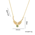 Goldene Engelsflügel-Halskette mit grünem Tropfenstein und Maßangaben auf Weiß - Gold Grüner Zirkon(8968)