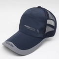 Detail van marineblauwe sportpet met ademend mesh en Modern British print design - Verstelbaar / Mesh Stijl / Marineblauw
