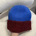 Primer plano detallado de la textura de punto grueso azul y granate del gorro de invierno - Talla única / Azul y Rojo Vino
