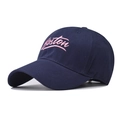 Dettaglio del ricamo rosa Boston su un cappellino da baseball in cotone blu scuro - Regolabile / Boston Blu Marino