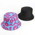 Chapeau bob réversible pour femme avec imprimé lèvres bleu clair et noir uni classique - M(56-58cm) / Bleu clair