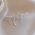 Boucles d'oreilles nœud argentées au design ruban fluide sur soie champagne - Ruban de Noeud Argenté Profilé (Crochet d'Oreille)