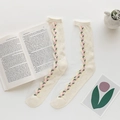 Transparente cremefarbene Netzsocken mit rosa Tulpenstickerei und gewelltem Rand - Einheitsgröße / Hellgelbe Ferse