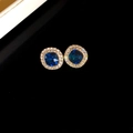 Eleganti orecchini dorati con gemma ovale blu zaffiro e alone di zirconi bianchi - Perno in argento - Oro - Blu