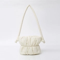 Borsa hobo trapuntata in nylon bianco sporco con una morbida trama imbottita a nuvola - Bianco