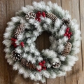 Weihnachtskranz mit LED, Zapfen, roten Beeren und Schneeflocken auf Holzuntergrund - 40CM PE Weihnachtskranz