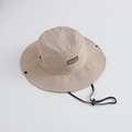Détail d'un chapeau de soleil beige à large bord avec cordon réglable - Beige