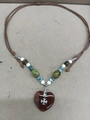 Collana a cuore marrone con croce d'argento su cordoncino in cera con perline - Collana-Marrone-Verde (Cuore di Croce)