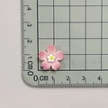 Primer plano de flores de cerezo de resina de 2cm con dimensiones en un tapete de corte - Sakura Pequeño / Rosa (Pequeño)