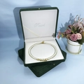 Collier de perles blanches avec pendentifs lettres dorées dans un écrin en velours - Boîte à Perles / Vert foncé avec boucle dorée