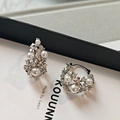 Elegantes pendientes de cesta plateada con perlas blancas y cristales pavé brillantes - Estilo de Perla con Flor Calada (HE28734) / Plateado