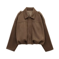 Detalle de chaqueta de ante marrón con cuello de solapa y charreteras clásicas - S / Marrón Oscuro