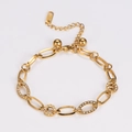 Dettaglio di un bracciale a catena in acciaio dorato con cinque anelli con strass incastonati - Oro