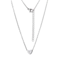 Détail du collier argenté avec pendentif cœur gravé lettre Y et sa chaîne ajustable - Lettre Y / Acier