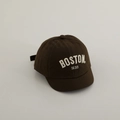 Detail der dunkelbraunen Baby-Baseballkappe mit weißem Boston 1630 Stick und kurzem Schirm - Boston-Braun