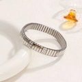 Pulsera elástica de acero inoxidable plateado con detalles de cristales brillantes - Estilo Zirconia de Tres Filas / Plateado