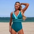 Detail van groenblauw badpak uit één stuk met V-hals en contrasterende cyaan bies - S / Teal Blauw