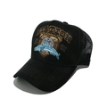 Dettaglio del ricamo con orso e pesce sul cappello trucker nero con rete traspirante - M (56-58cm) / Nero