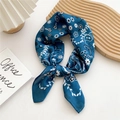 Donkerblauwe vierkante sjaal met bloemenprint gestrikt in een strik op een dienblad - Donkerblauw Paisley Wit Blad