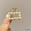 Dettaglio ravvicinato della molletta per capelli in metallo dorato 2cm con perle - Perla quadrata