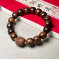 Bracelet mala en bois d'agar 108 perles avec perle sculptée et séparateurs dorés - Style Ancien Pixiu Sculpté / Modèle Ancien 12mm