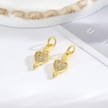 Vue détaillée de deux pendentifs cœur dorés avec zircons et motif flèche de Cupidon - Cœur Flèche de Cupidon / Doré