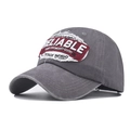 Dettaglio del cappellino da baseball in denim grigio vintage con ricamo RELIABLE - Grigio Lavato