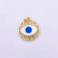 Makro-Detail des goldenen Evil Eye Anhängers mit blauem Emaille und geometrischer Textur - Stil 3-Rundes Blau-Weißes Auge