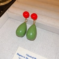 Pendientes dorados elegantes con botones rojos redondos y gotas verdes grandes - Verde