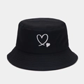 Dettaglio del ricamo a cuore bianco sul cappello alla pescatora in cotone nero testurizzato - Nero