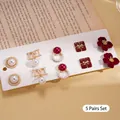 Juego de 5 pares de pendientes vintage con flores de flocado granate y perlas geométricas - Juego de Diez Piezas de Perlas Rojas y Blancas / 5 Pares/Juego