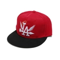 Detailansicht der LA-Stickerei mit weißen Flügeln auf einer Snapback-Mütze in Rot-Schwarz - M (56-58cm) / Rot