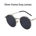 Occhiali da sole vintage con montatura rotonda in metallo argento e lenti grigie classiche - Montatura Argento Lente Grigia