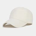 Dettaglio del ricamo N bianco su cappellino da baseball in cotone crema con occhielli - Regolabile / Beige