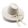 Elegante crème fedora hoed met brede rand en verfijnd kanten lint met strikdetail - M (56-59cm) / Gebroken Wit Suède