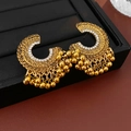 Detalle de pendientes vintage dorados con pedrería blanca y flecos de cuentas metálicas - Estilo de Borla de Flores (Pin de Acero) / Dorado