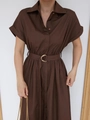 Détail d'une robe chemise en coton café avec col à revers et boucle de ceinture dorée - S / Marron