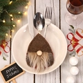 Kerstkabouter bestekhouder van bruin vilt en ruitjesstof voor een feestelijke tafel - Koffie Hoed Stijl