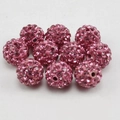 Makroaufnahme von zehn 8mm rosa Pavé-Tonperlen mit funkelnden Straßsteinen für DIY - Rosenrot