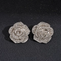 Dettaglio di orecchini a lobo a rosa argentata con strass scintillanti su fondo nero - Orecchini a Bottone a Forma di Rosa Con Perno in Argento - Argento